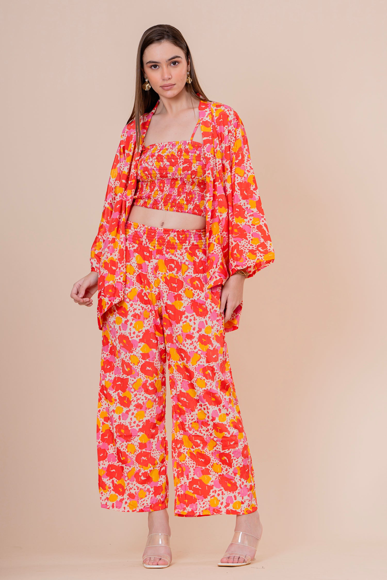 Conjunto de 3 Piezas Top Bandeau Pantalón y Kimono Estampado Floral Naranja Fucsia