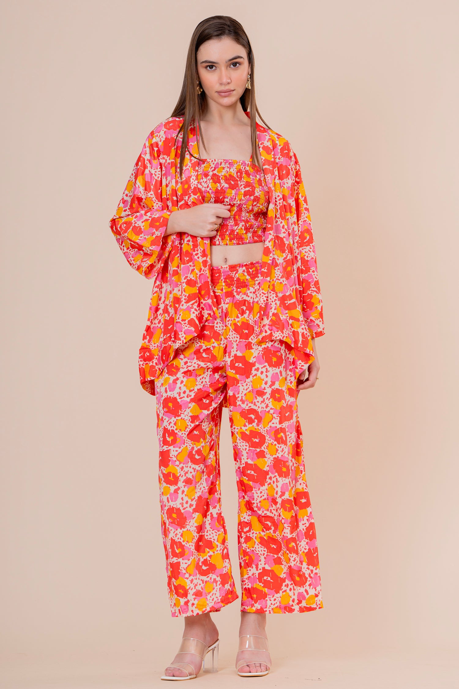 Conjunto de 3 Piezas Top Bandeau Pantalón y Kimono Estampado Floral Naranja Fucsia