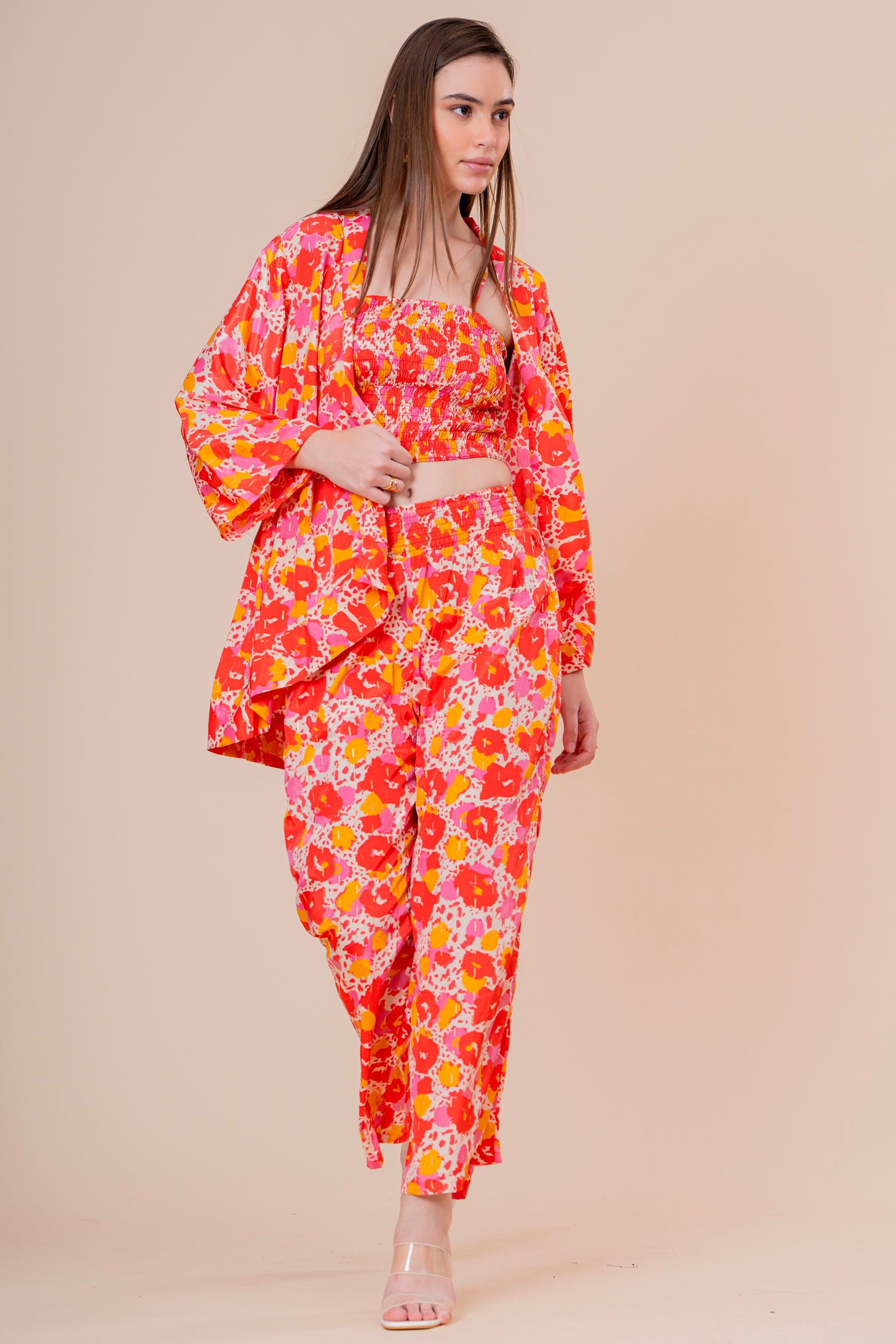 Conjunto de 3 Piezas Top Bandeau Pantalón y Kimono Estampado Floral Naranja Fucsia