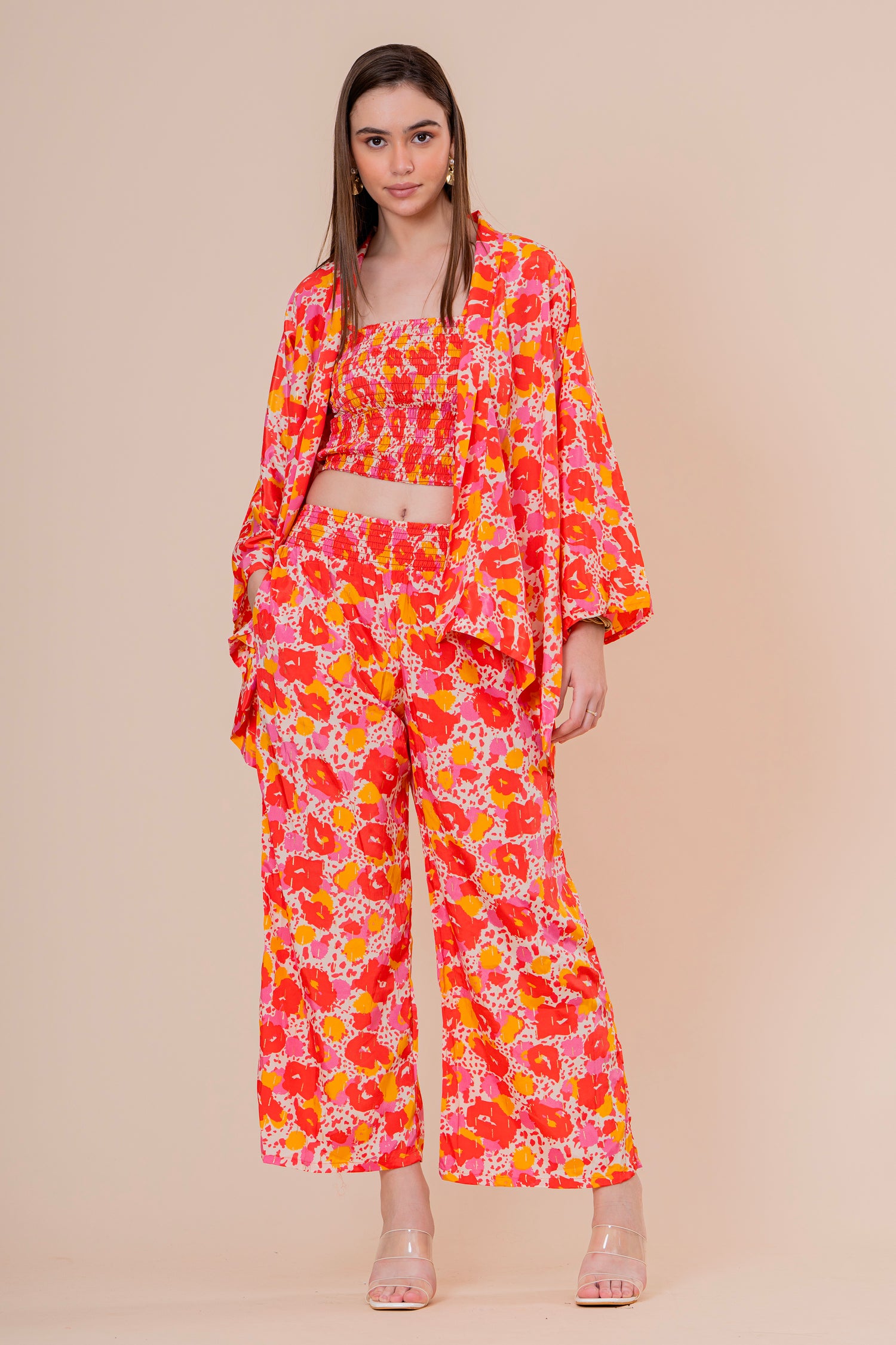 Conjunto de 3 Piezas Top Bandeau Pantalón y Kimono Estampado Floral Naranja Fucsia