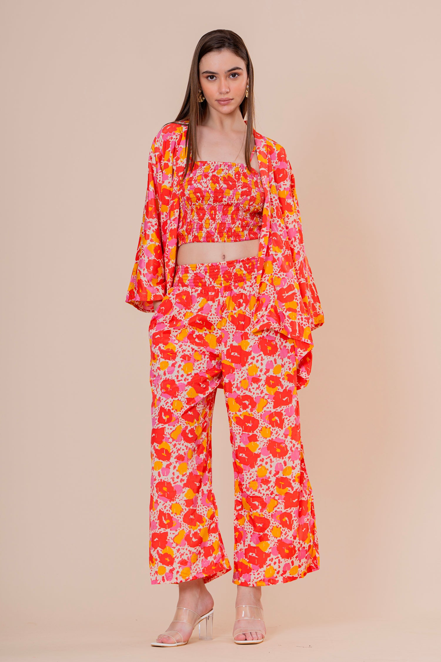 Conjunto de 3 Piezas Top Bandeau Pantalón y Kimono Estampado Floral Naranja Fucsia