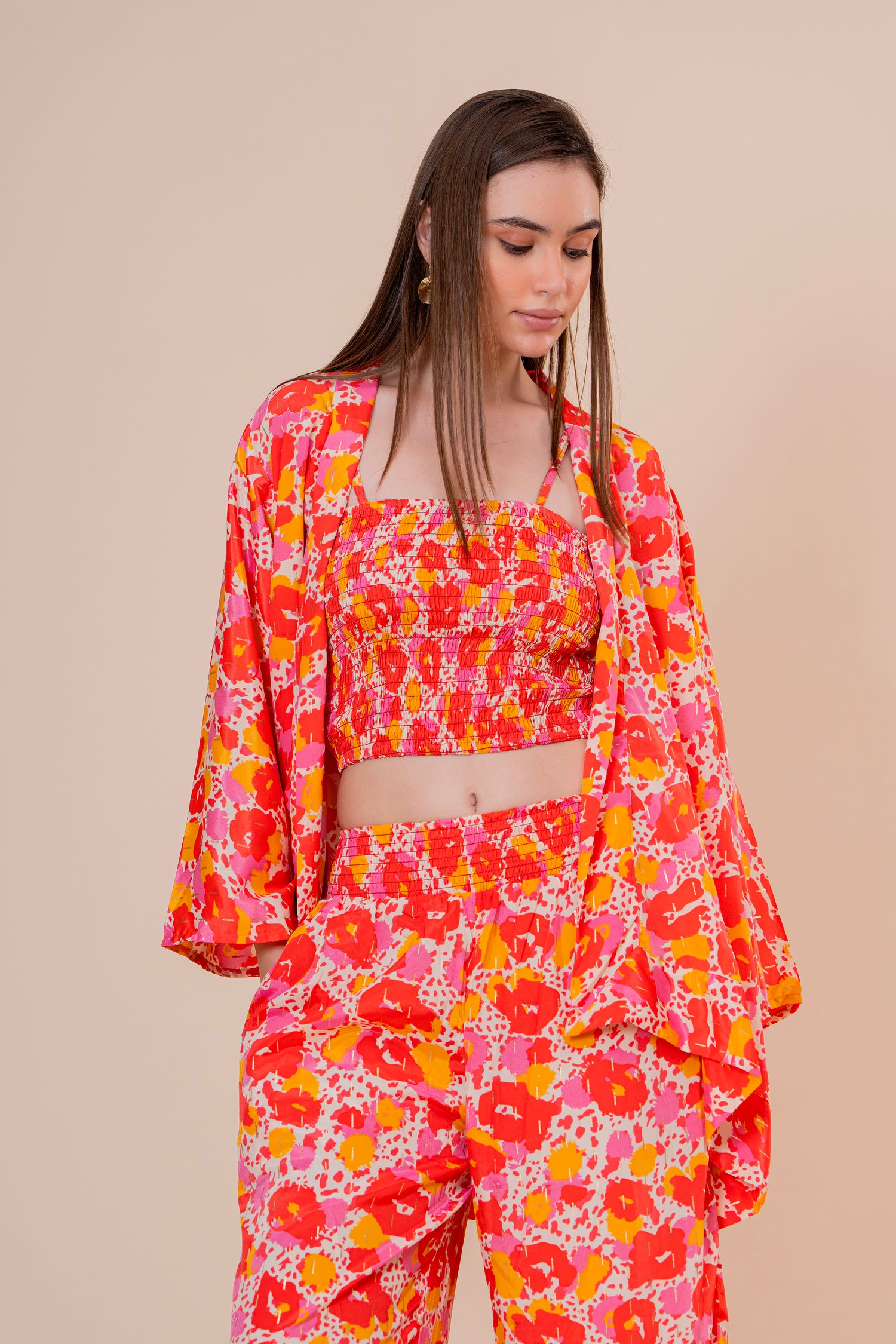Conjunto de 3 Piezas Top Bandeau Pantalón y Kimono Estampado Floral Naranja Fucsia