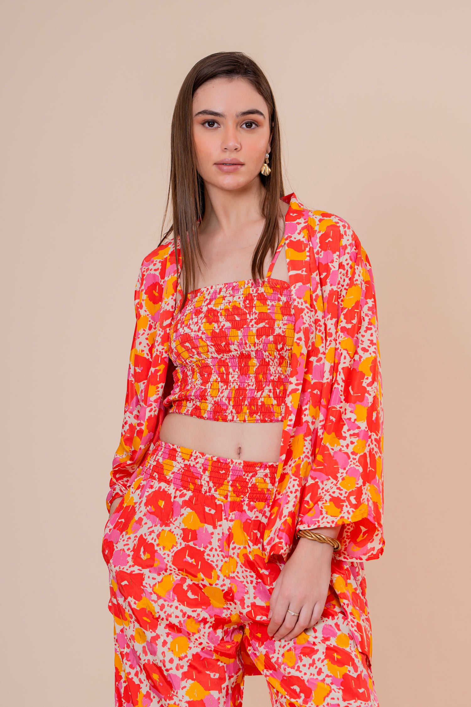 Conjunto de 3 Piezas Top Bandeau Pantalón y Kimono Estampado Floral Naranja Fucsia