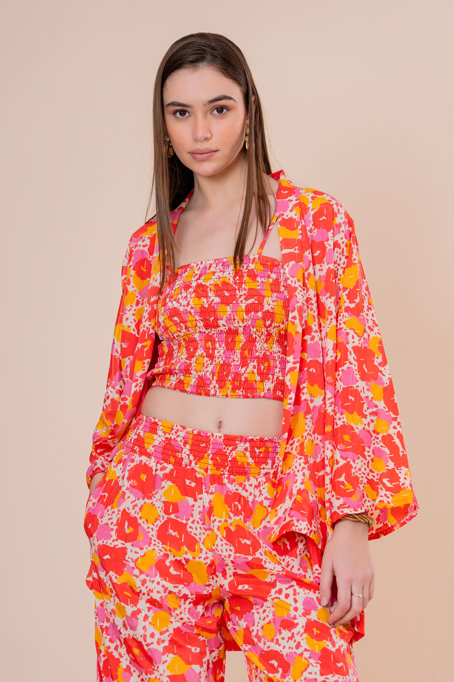 Conjunto de 3 Piezas Top Bandeau Pantalón y Kimono Estampado Floral Naranja Fucsia