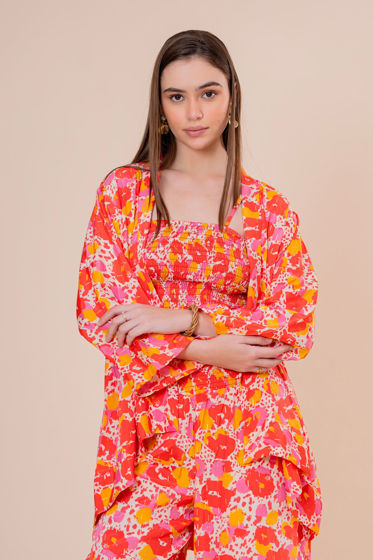 Conjunto de 3 Piezas Top Bandeau Pantalón y Kimono Estampado Floral Naranja Fucsia