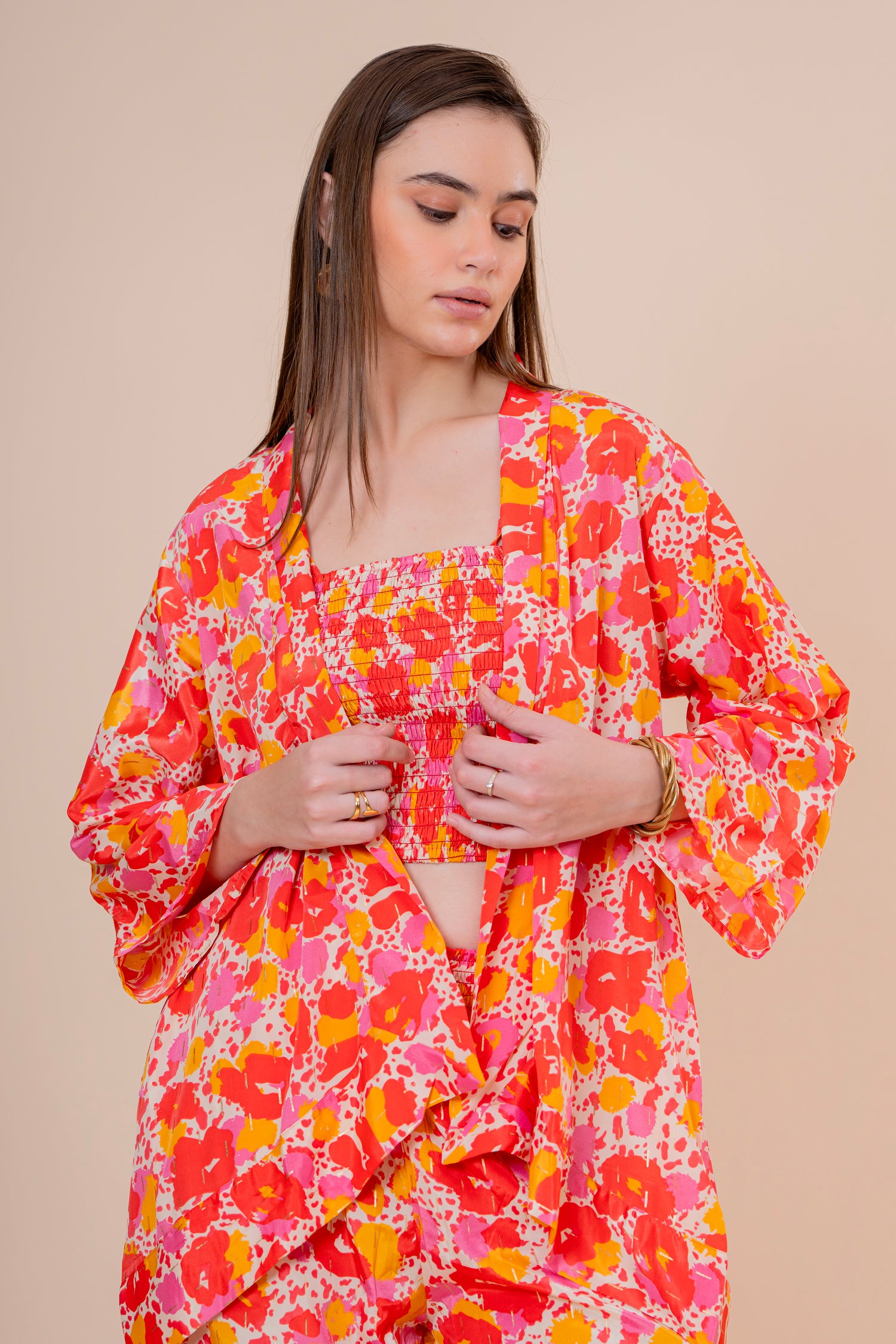 Conjunto de 3 Piezas Top Bandeau Pantalón y Kimono Estampado Floral Naranja Fucsia