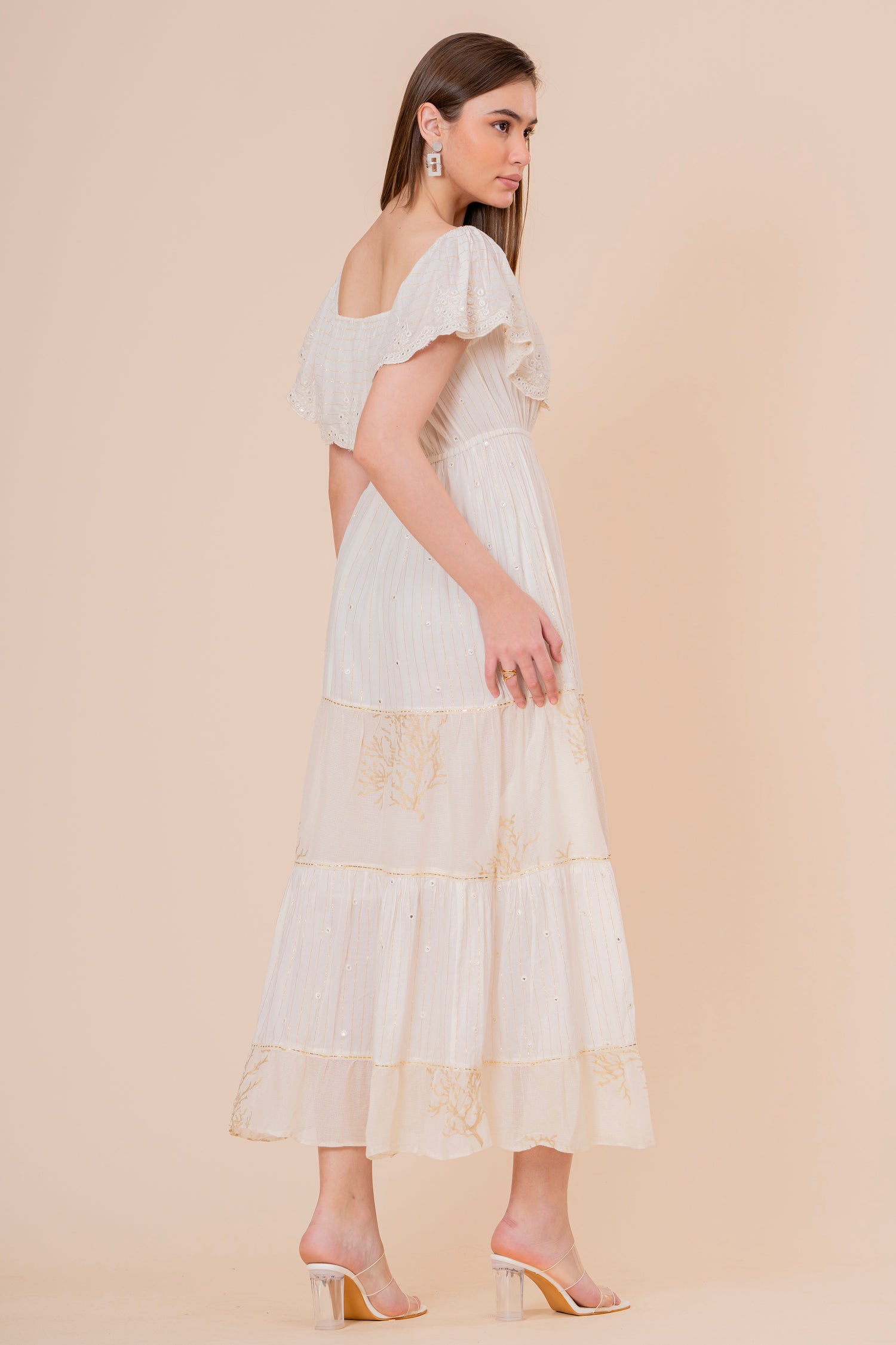 Vestido Midi Escote Cuadrado Crudo con Bordado Dorado y Volantes