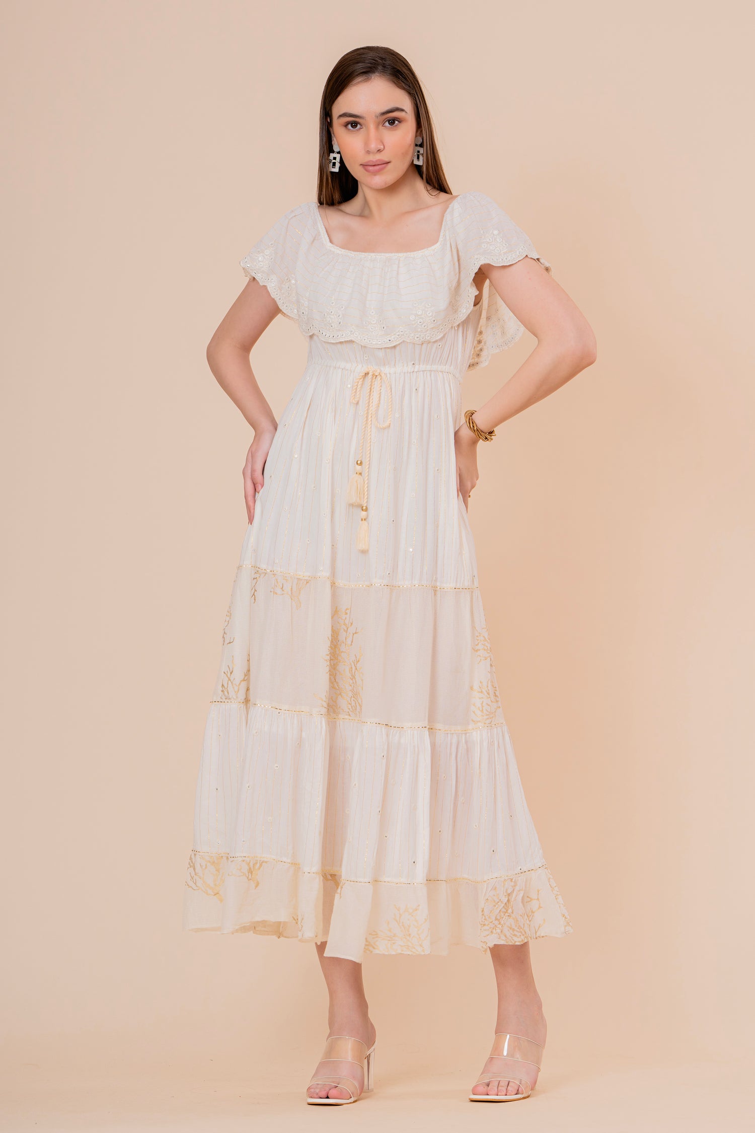 Vestido Midi Escote Cuadrado Crudo con Bordado Dorado y Volantes