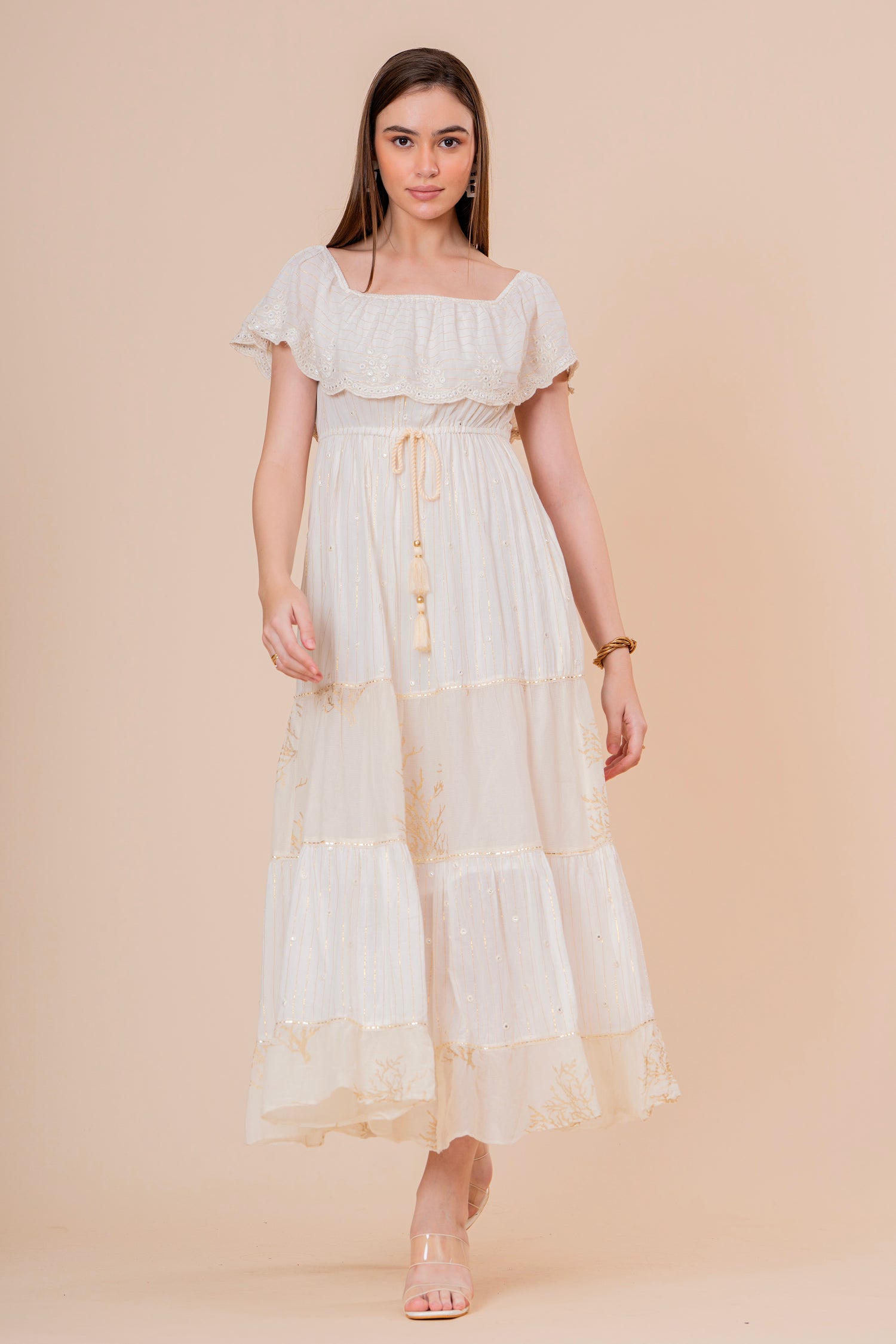 Vestido Midi Escote Cuadrado Crudo con Bordado Dorado y Volantes