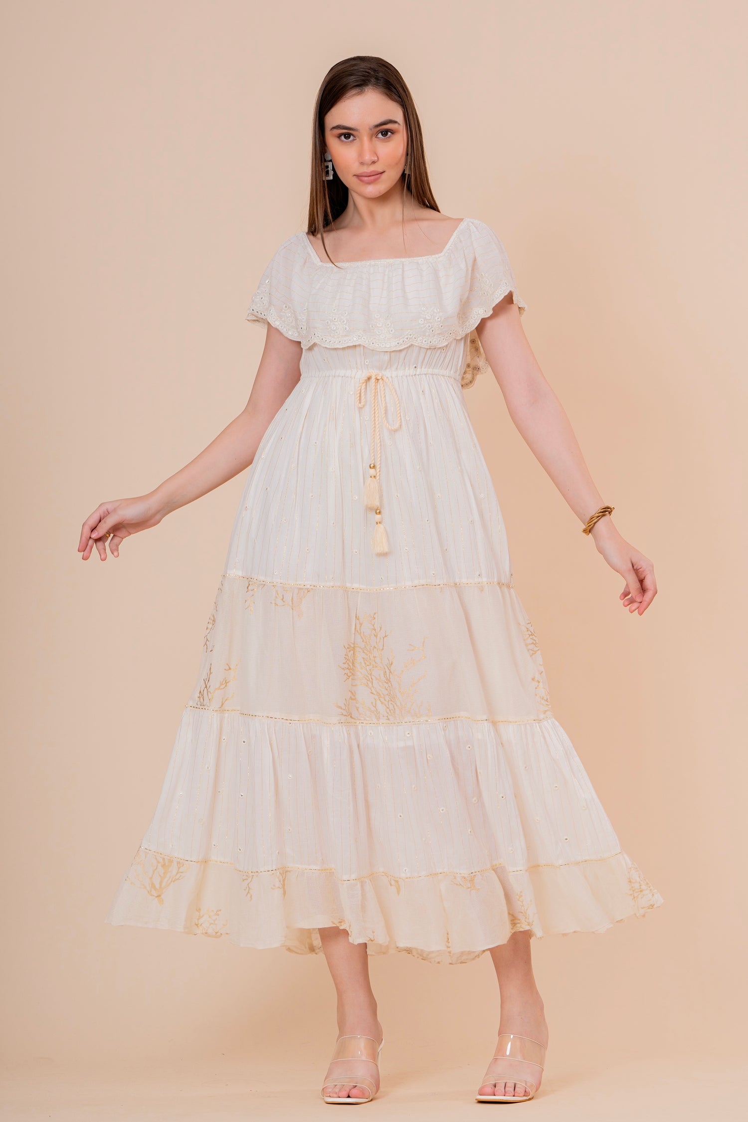 Vestido Midi Escote Cuadrado Crudo con Bordado Dorado y Volantes