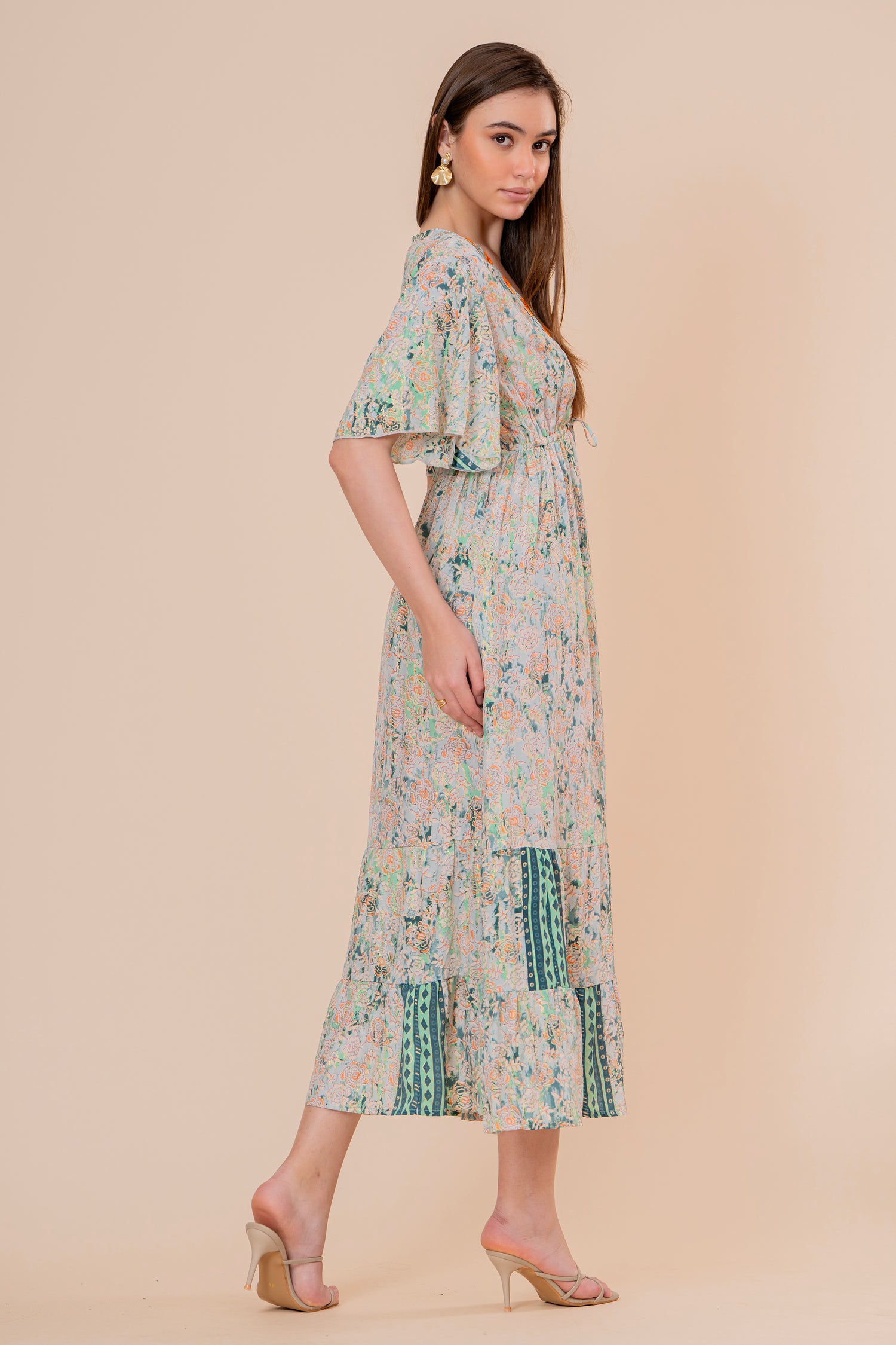 Vestido Maxi Crudo Texturizado con Mangas Acampanadas y Borlas