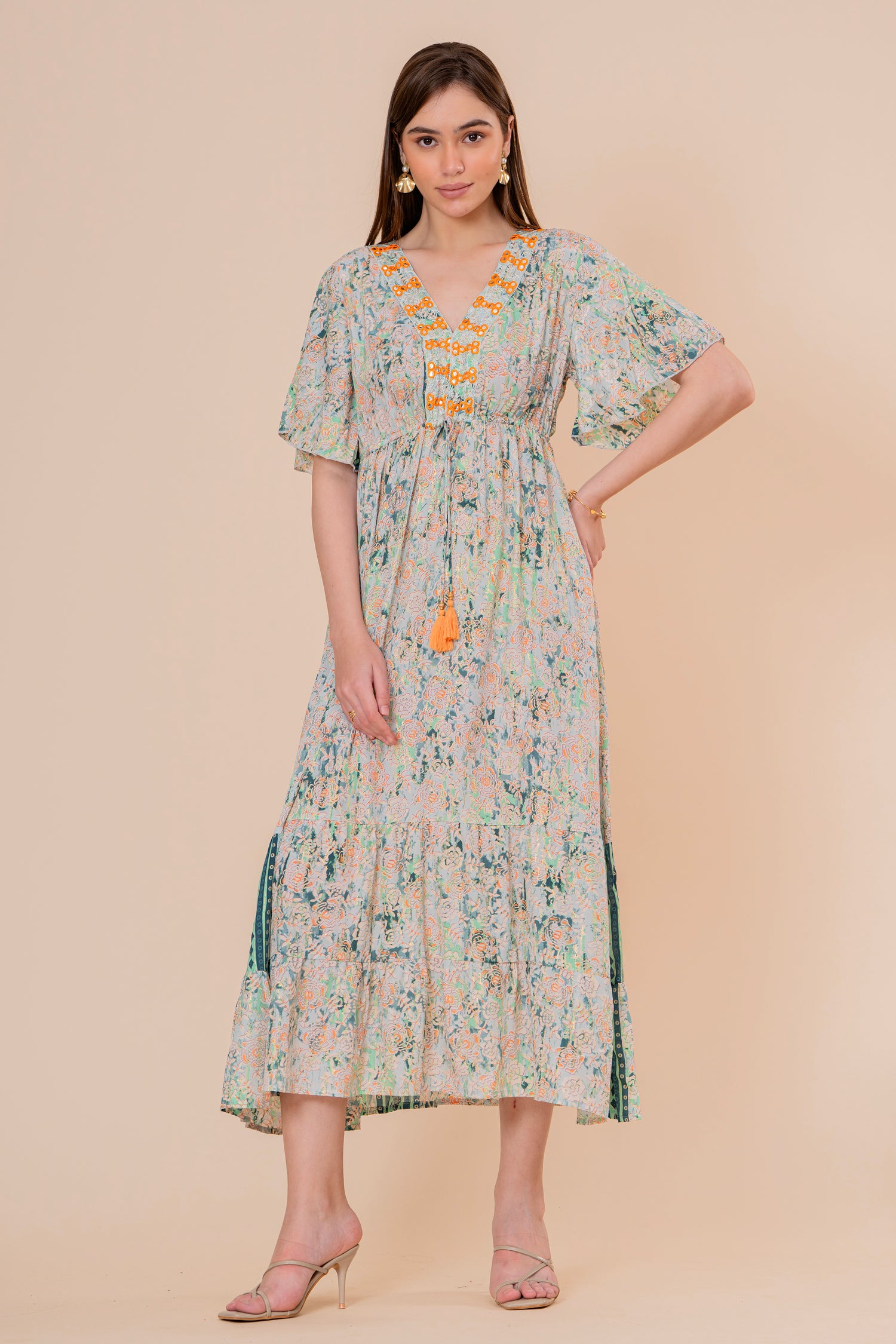 Vestido Maxi Crudo Texturizado con Mangas Acampanadas y Borlas