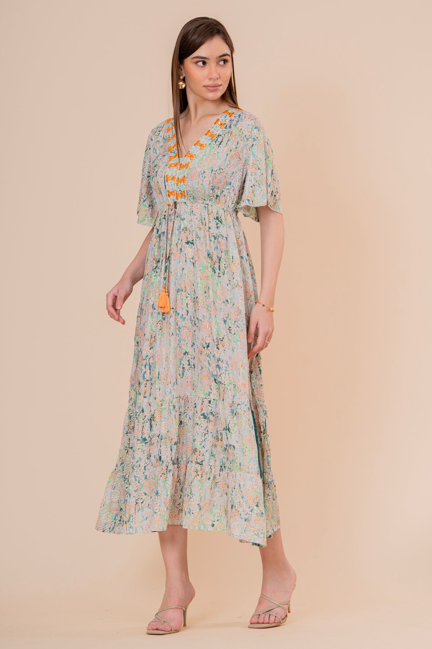 Vestido Maxi Crudo Texturizado con Mangas Acampanadas y Borlas