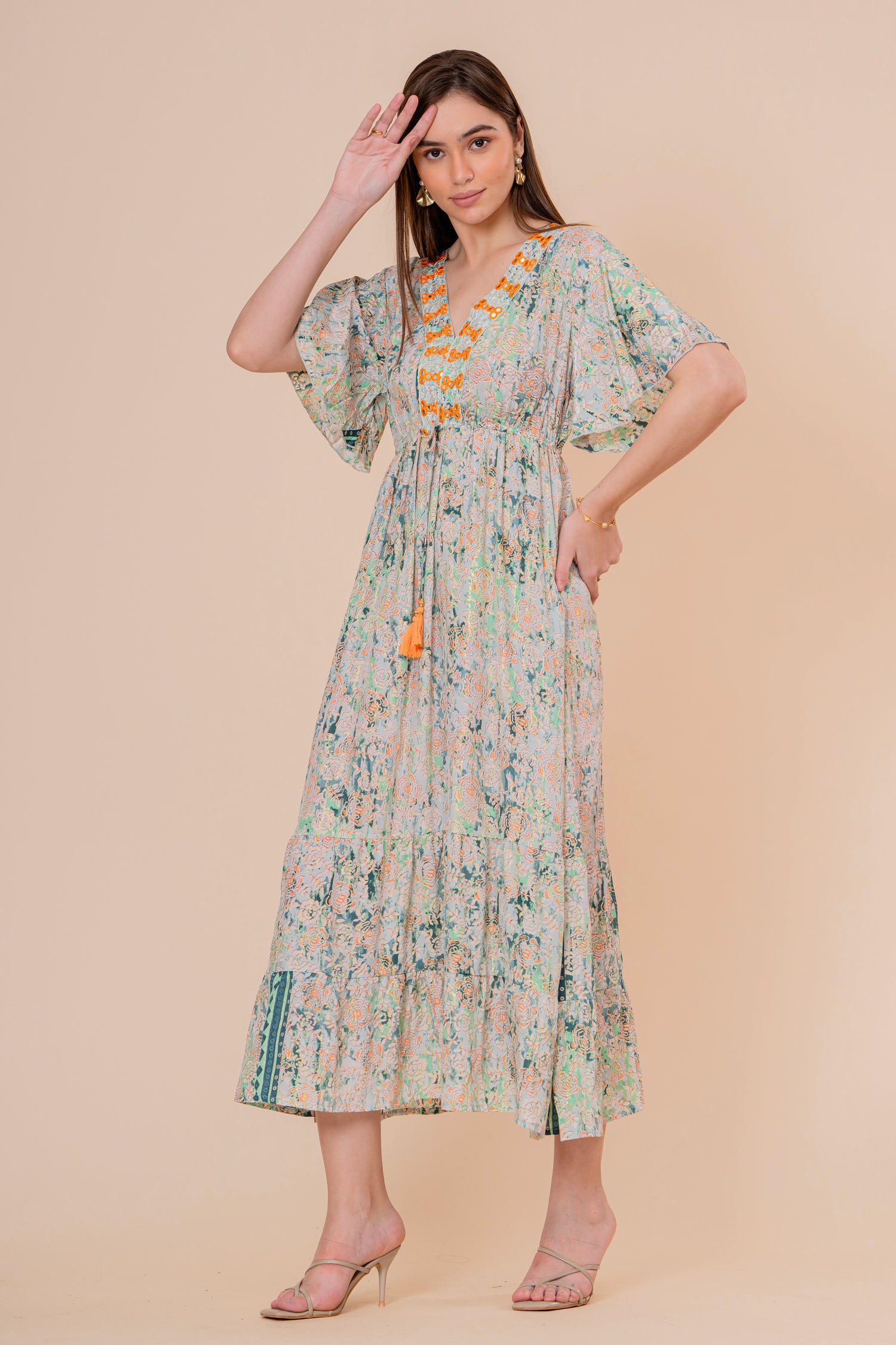 Vestido Maxi Crudo Texturizado con Mangas Acampanadas y Borlas