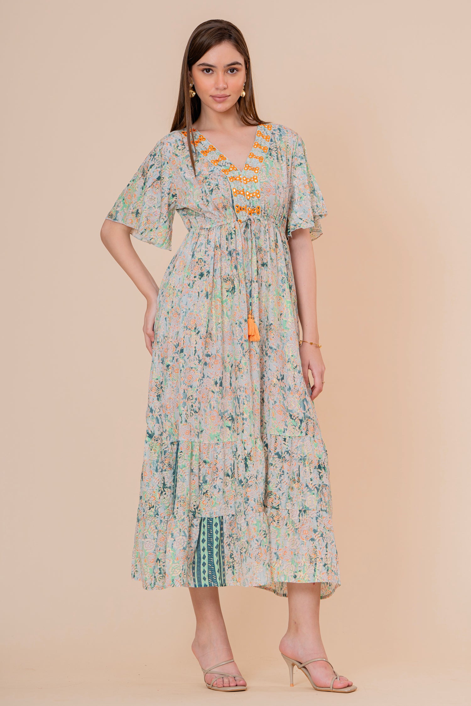 Vestido Maxi Crudo Texturizado con Mangas Acampanadas y Borlas