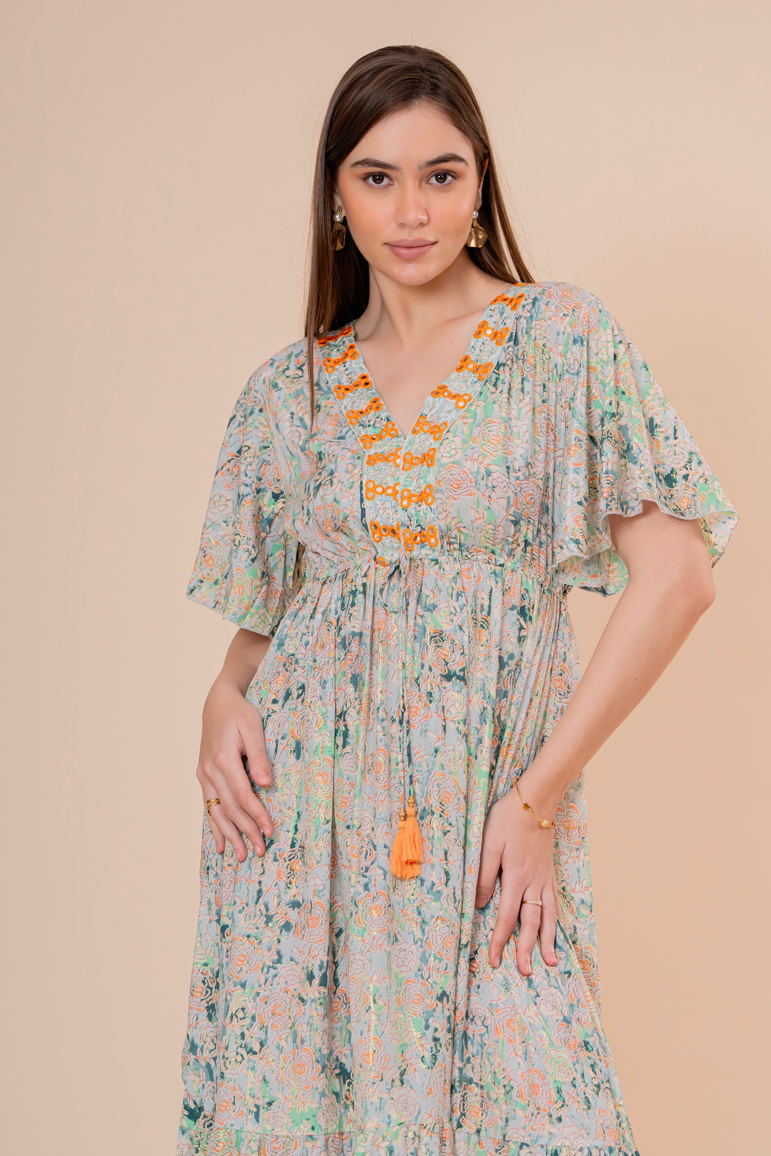 Vestido Maxi Crudo Texturizado con Mangas Acampanadas y Borlas