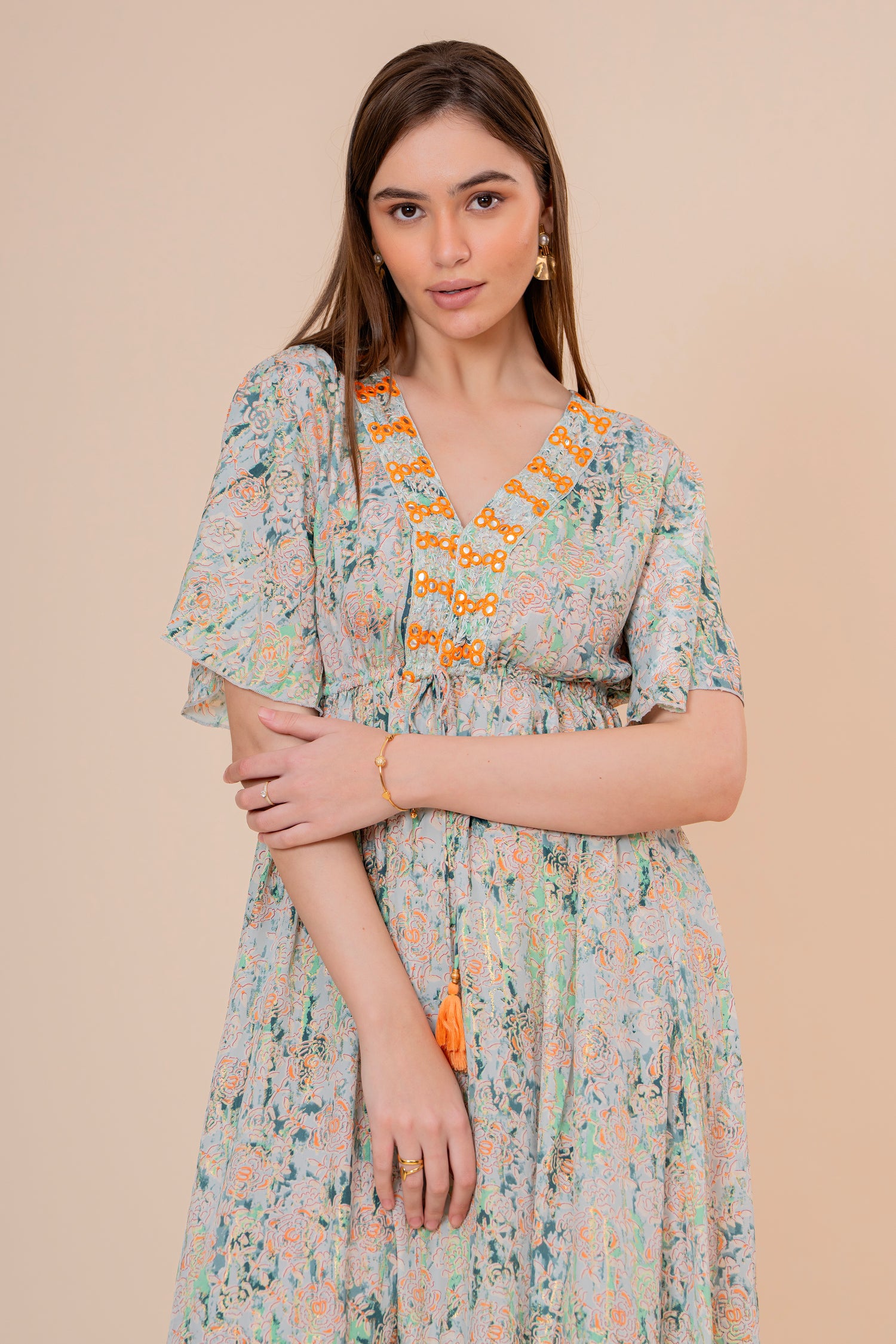 Vestido Maxi Crudo Texturizado con Mangas Acampanadas y Borlas