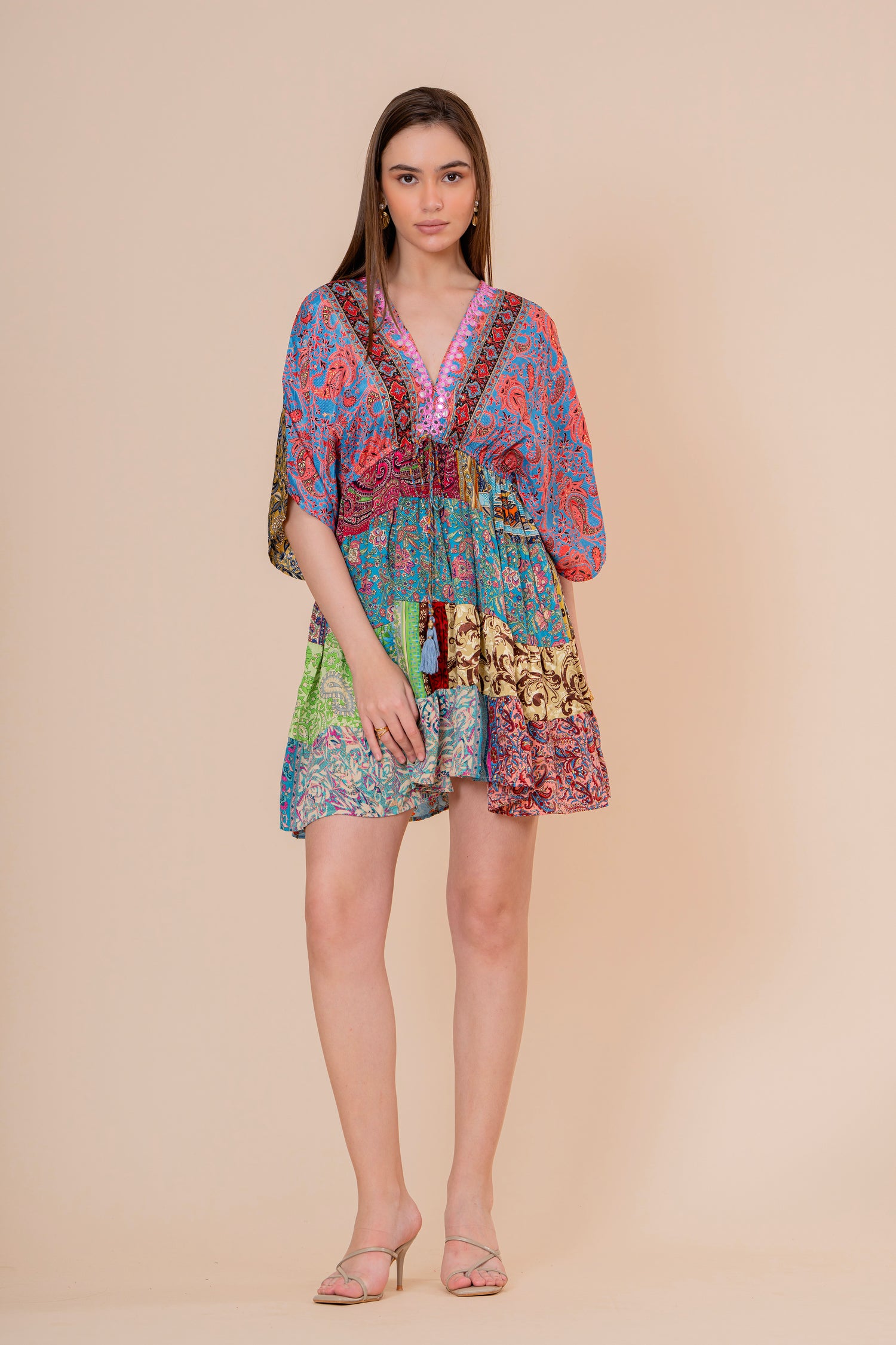 Minivestido Patchwork con Bordado y Manga Kimono