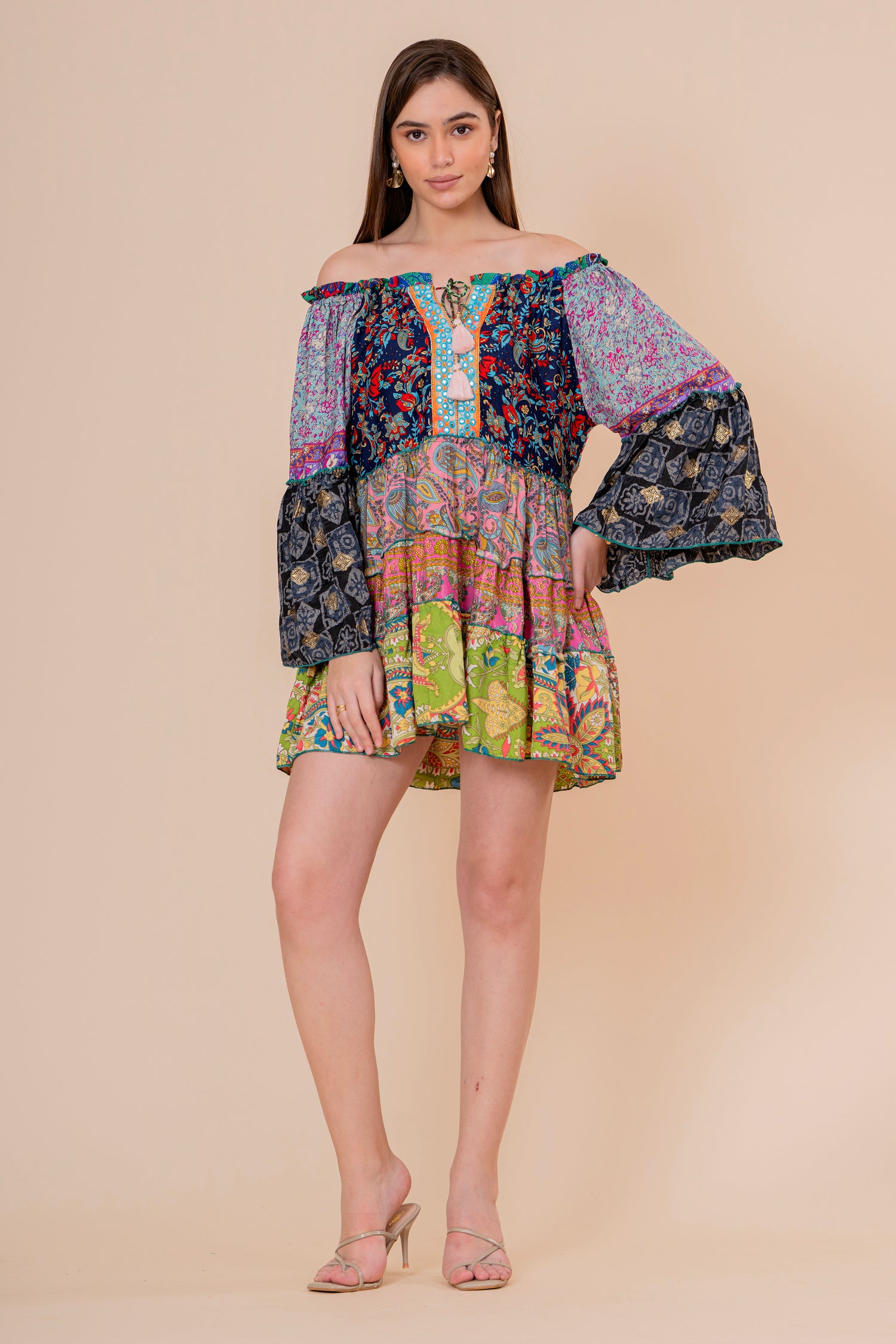 Minivestido Patchwork Hombros Descubiertos Manga Campana