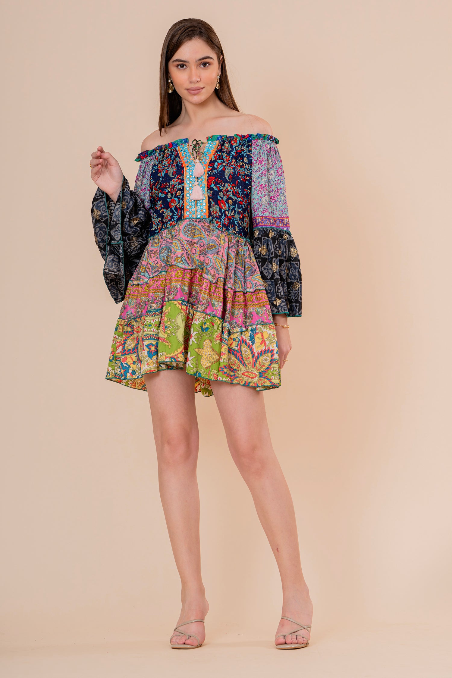 Minivestido Patchwork Hombros Descubiertos Manga Campana