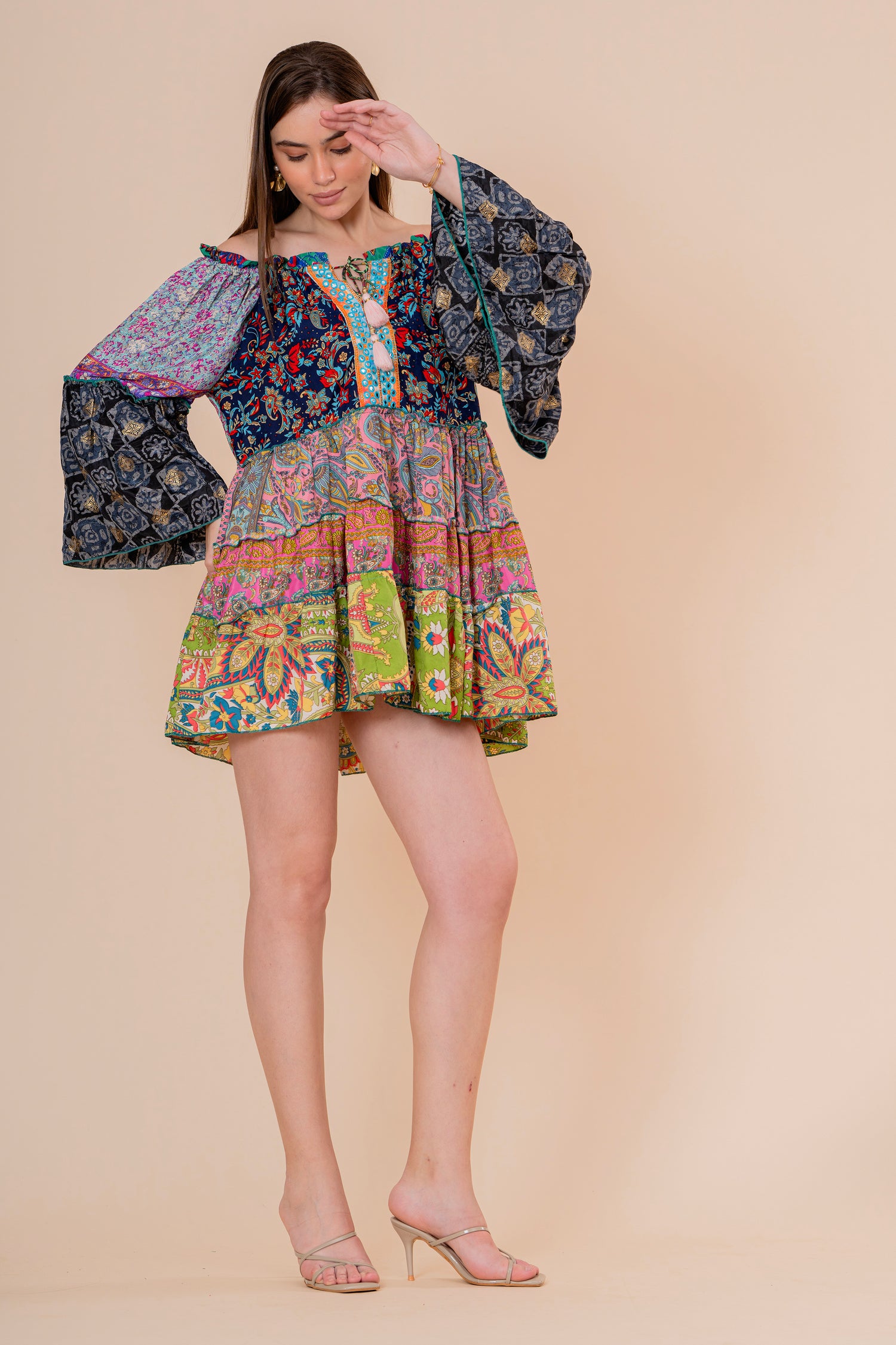 Minivestido Patchwork Hombros Descubiertos Manga Campana