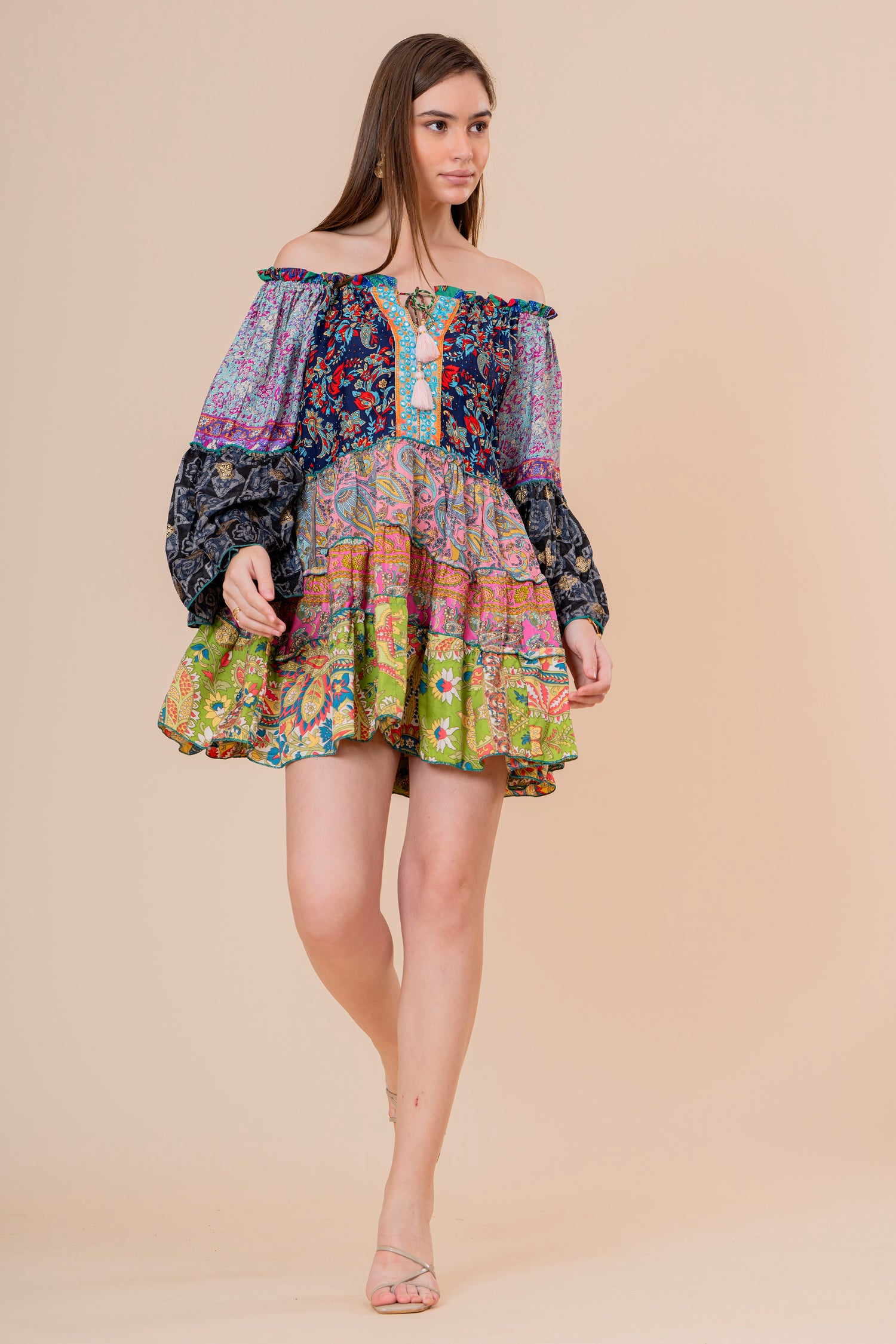 Minivestido Patchwork Hombros Descubiertos Manga Campana