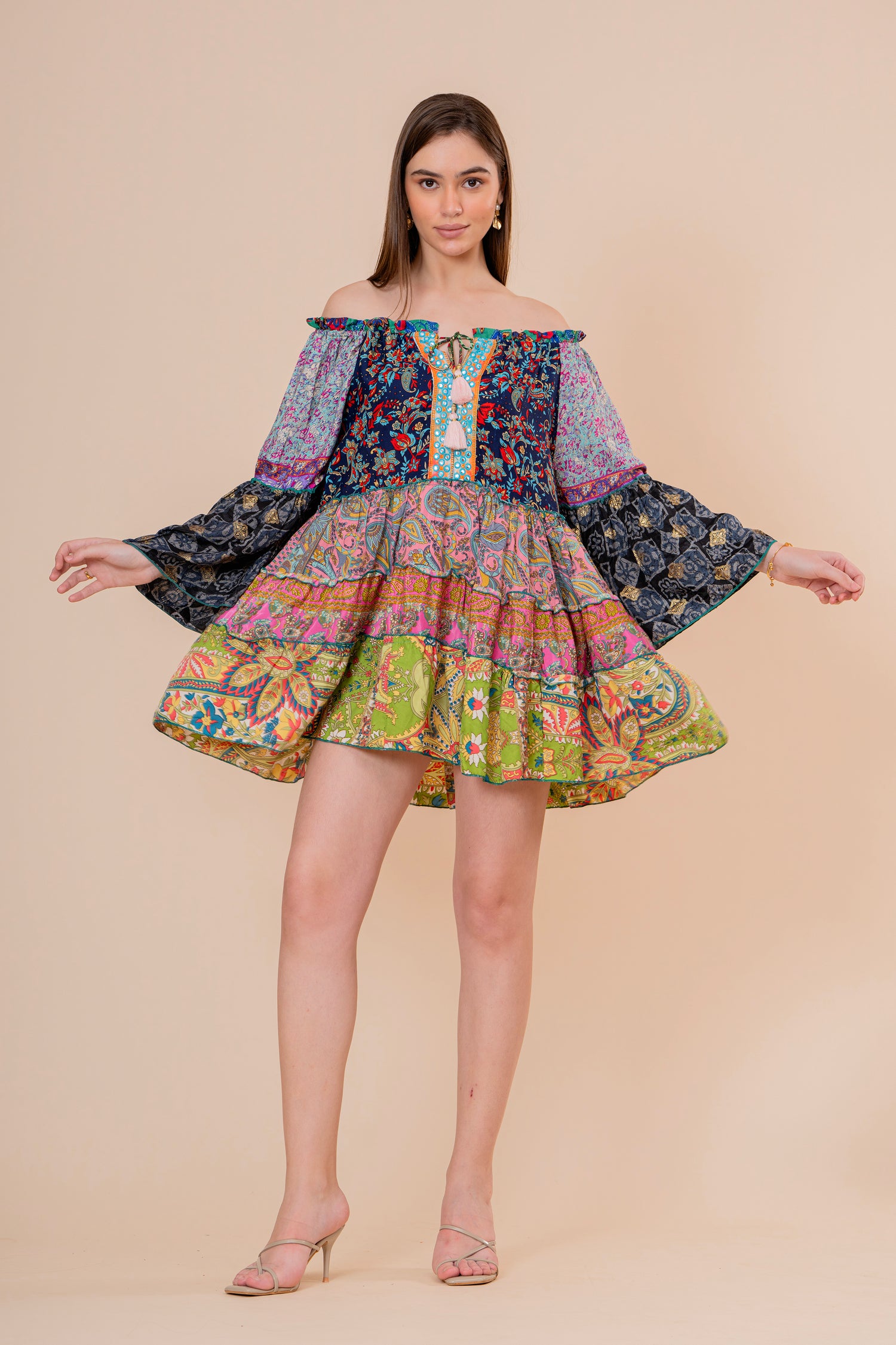 Minivestido Patchwork Hombros Descubiertos Manga Campana